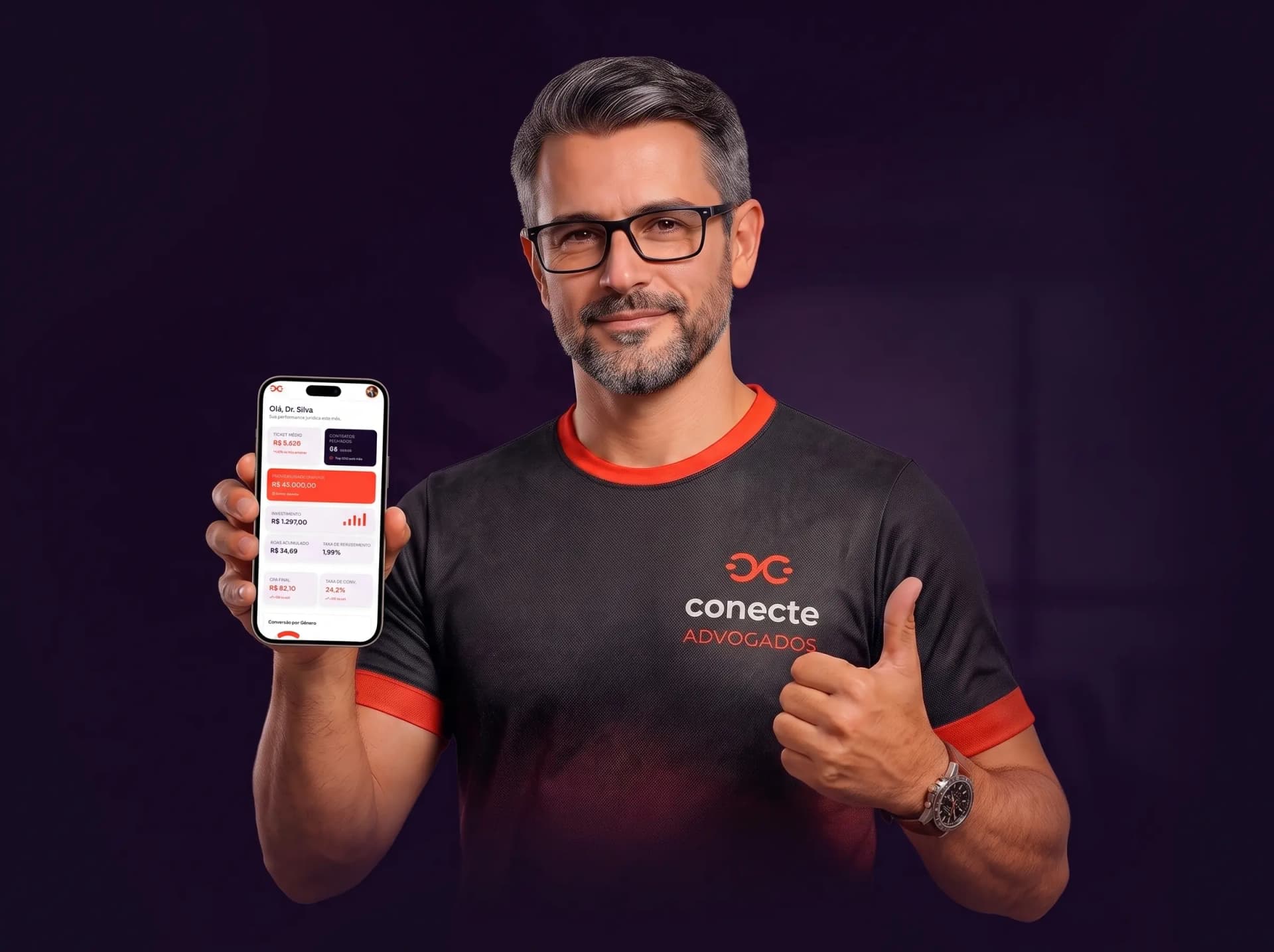 Advogado apresentando o Conecte Advogados no celular